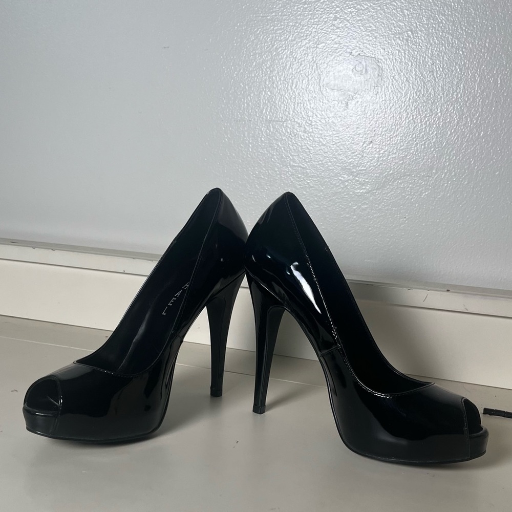 Michael leather heels. Women’s size 7. GORGEOUS!! EUC! Minor scuff on inside. - Picture 6 of 8